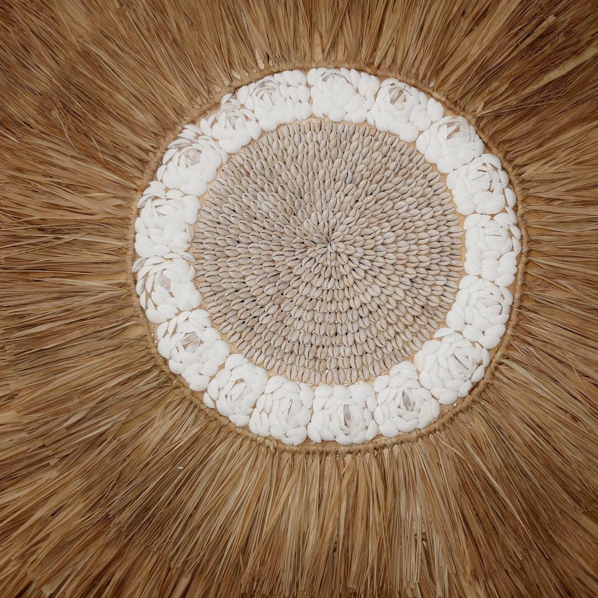 Decorazione da parete rotonda in rafia con conchiglie D 100cm