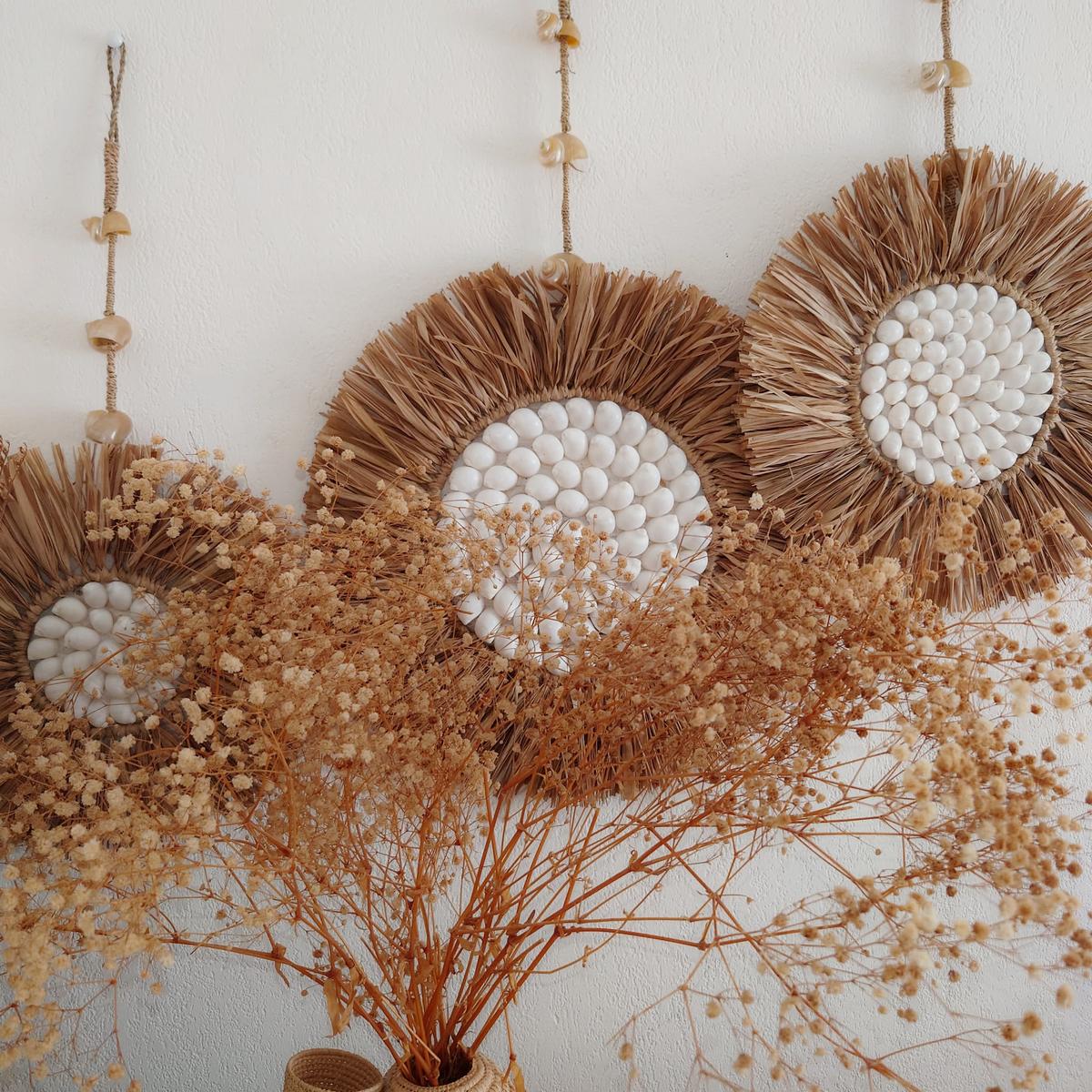 Decorazioni rotonde in rafia e conchiglie