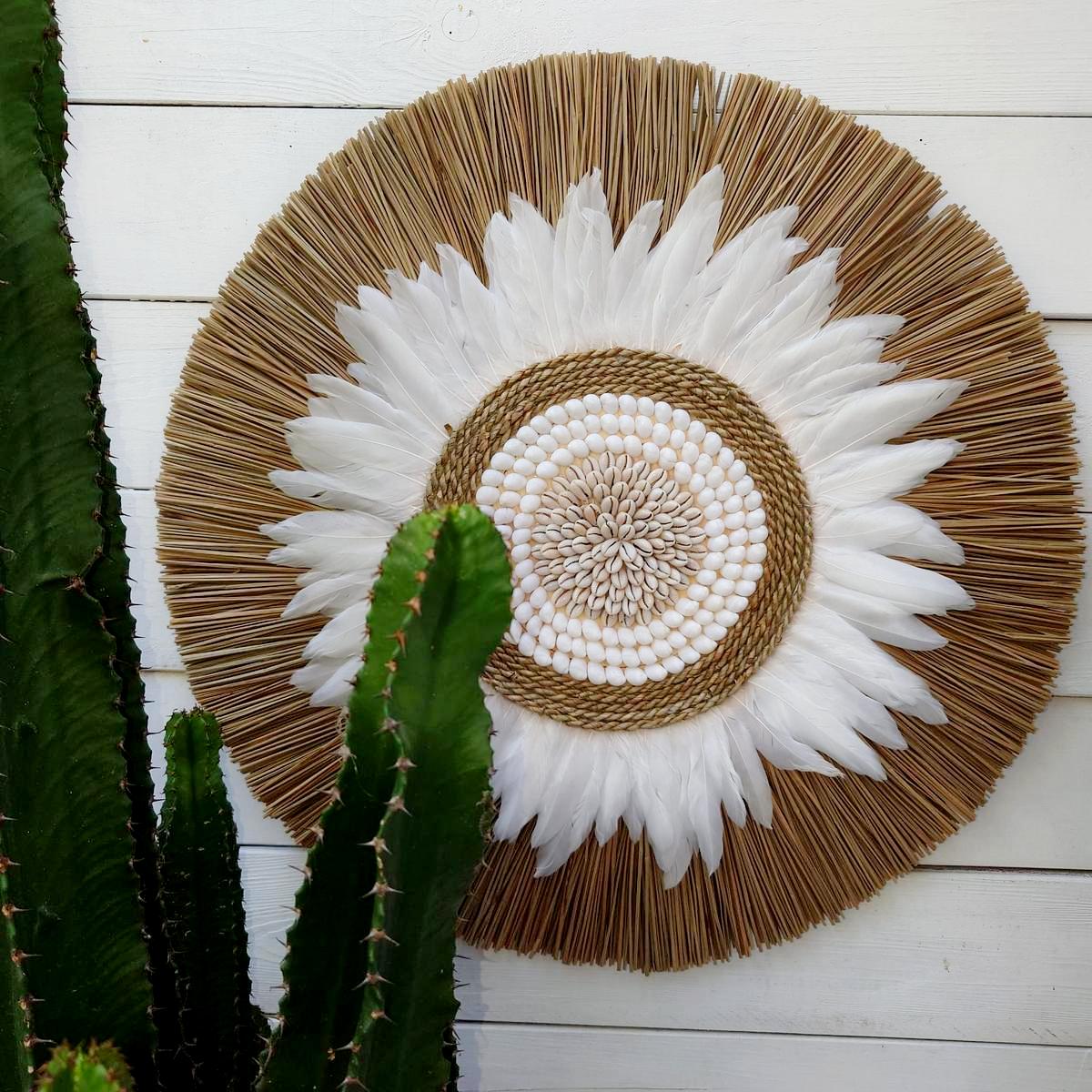 Decorazione murale "Lory" in rafia, piume e conchiglie D 60cm