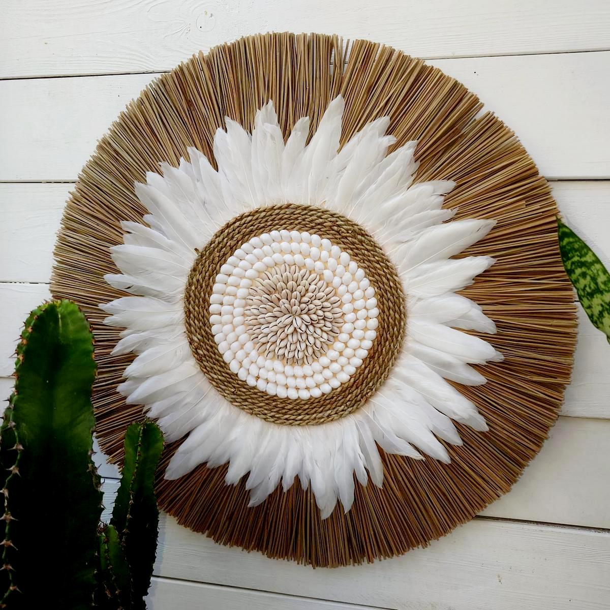 Decorazione murale "Lory" in rafia, piume e conchiglie D 60cm