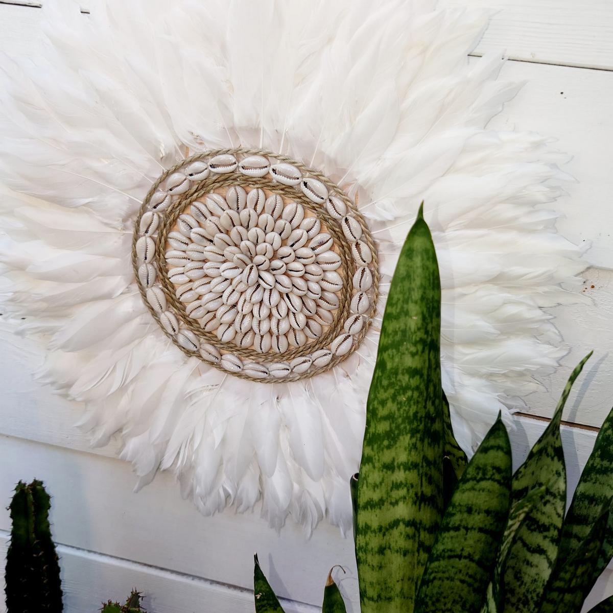 Decorazione da parete con piume bianche e conchiglie D 40cm