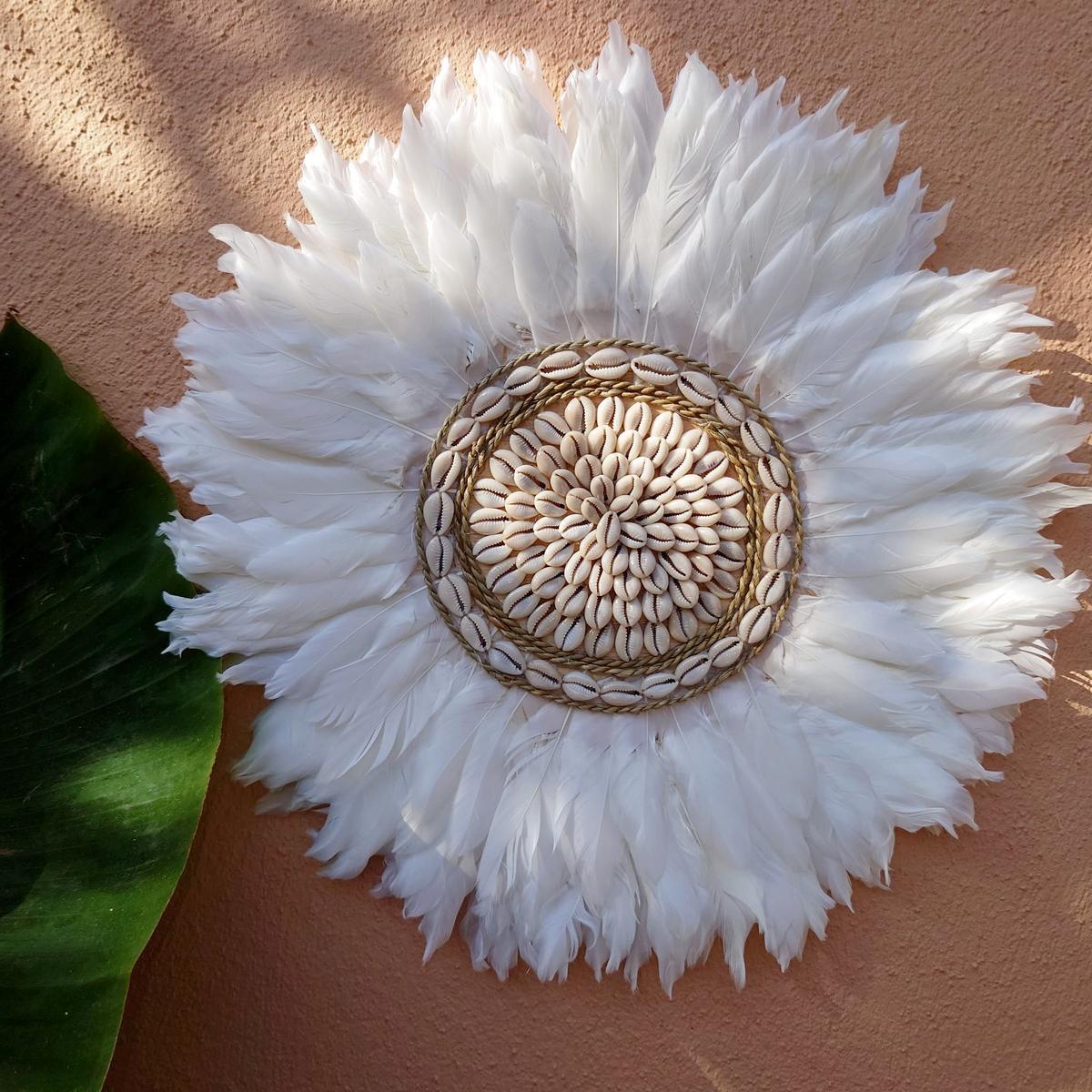Decorazione da parete con piume bianche e conchiglie D 40cm