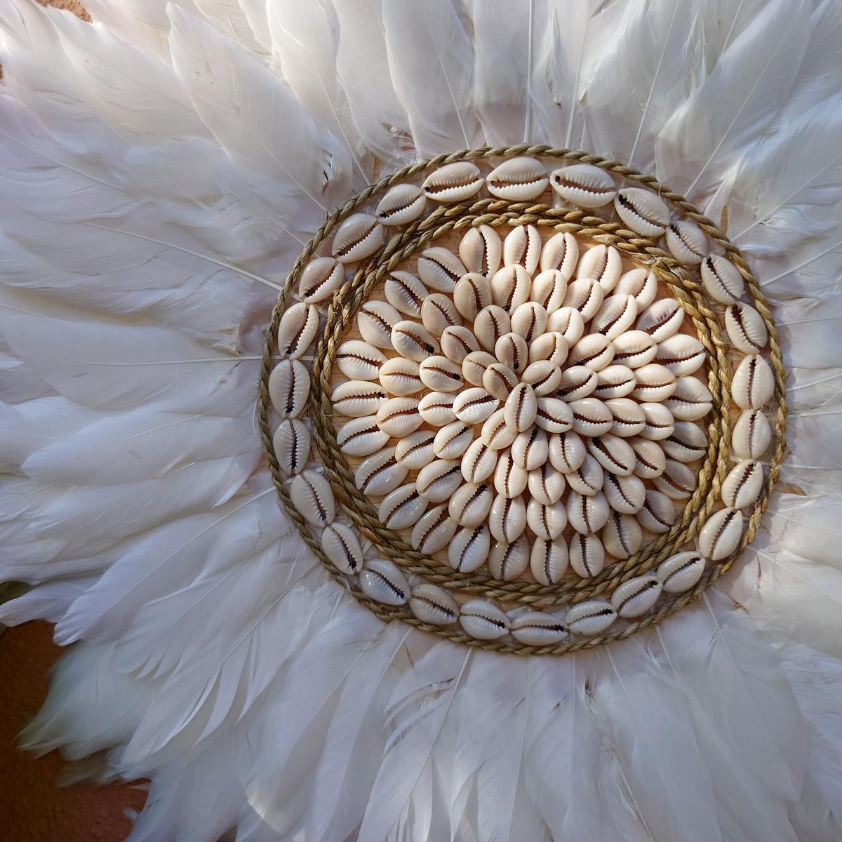 Decorazione da parete con piume bianche e conchiglie D 40cm