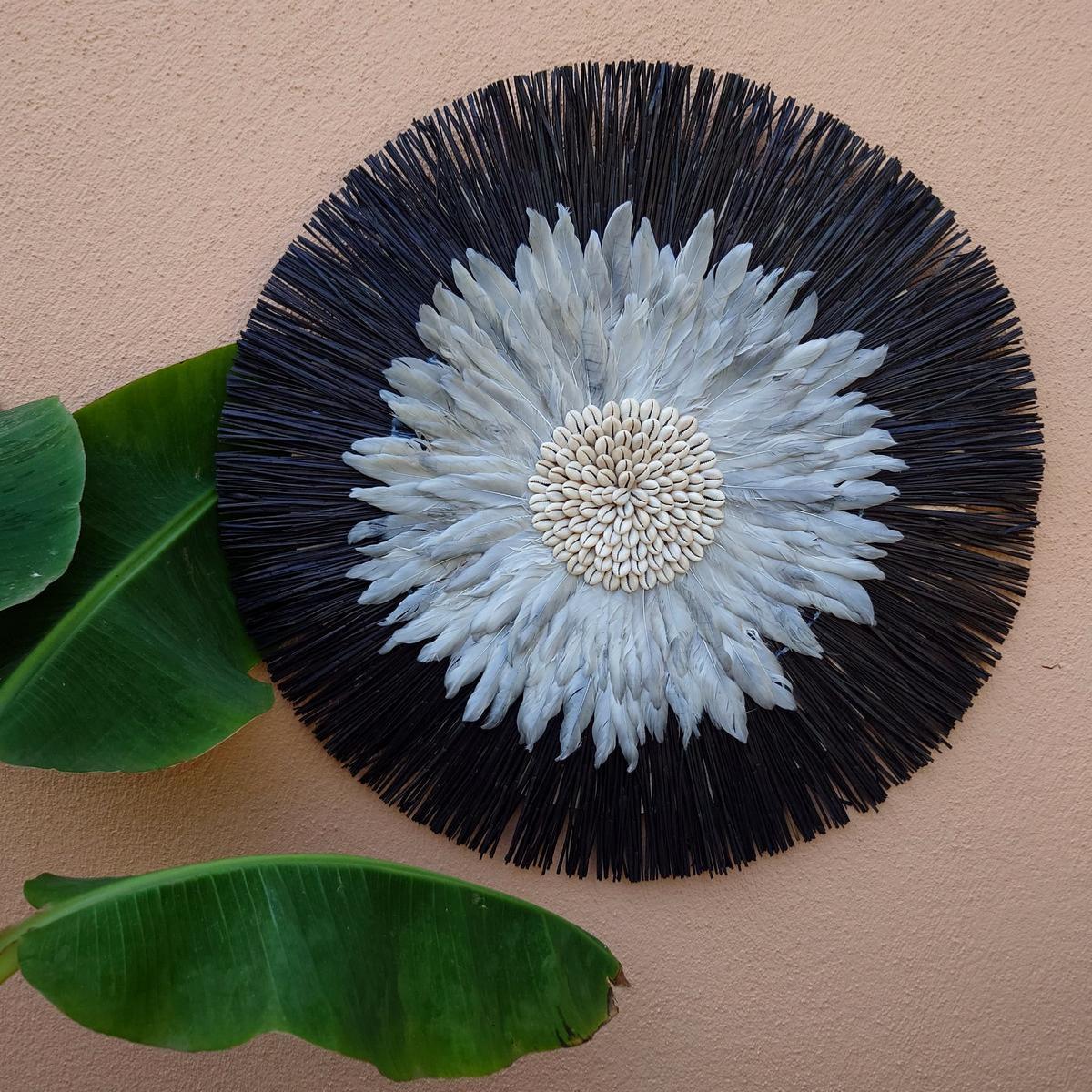 Decorazione rotonda in rafia nera, conchiglie e piume grigie, D 62 cm