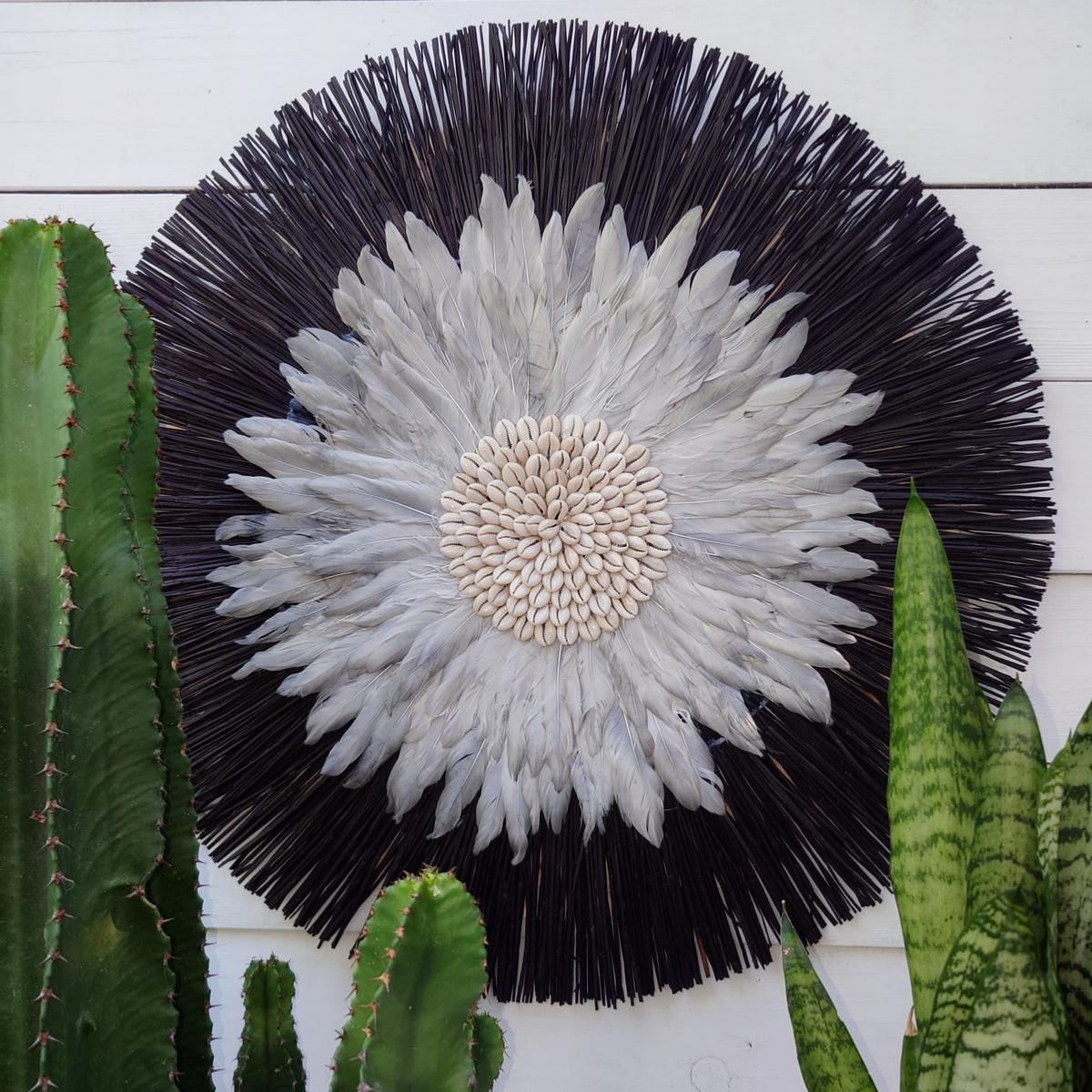 Decorazione rotonda in rafia nera, conchiglie e piume grigie, D 62 cm