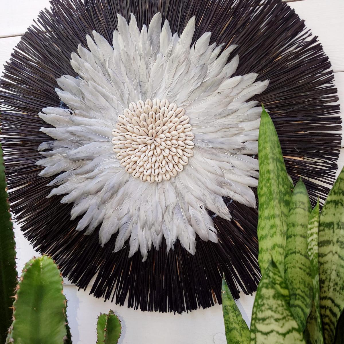 Decorazione rotonda in rafia nera, conchiglie e piume grigie, D 62 cm