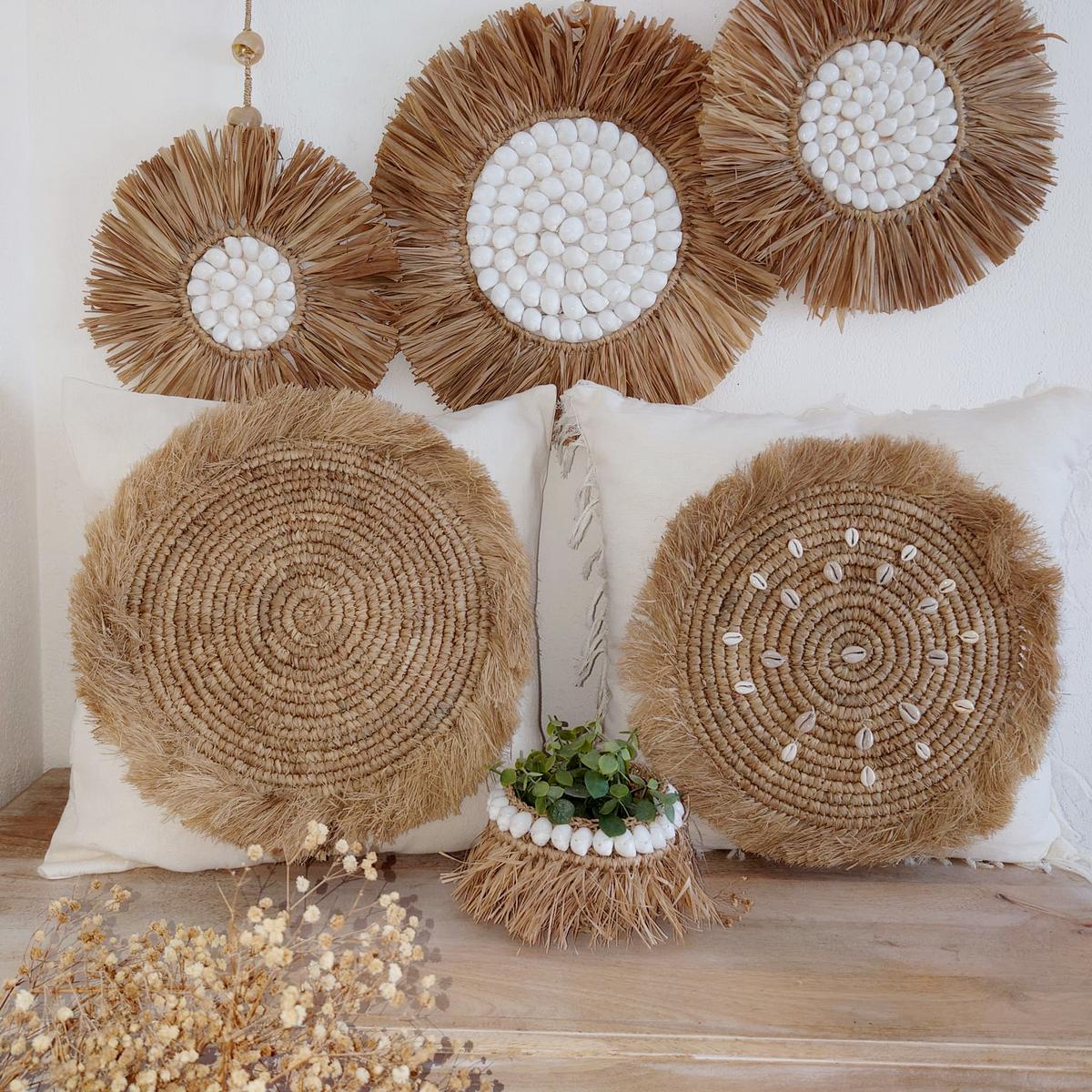 Decorazioni rotonde in rafia e conchiglie