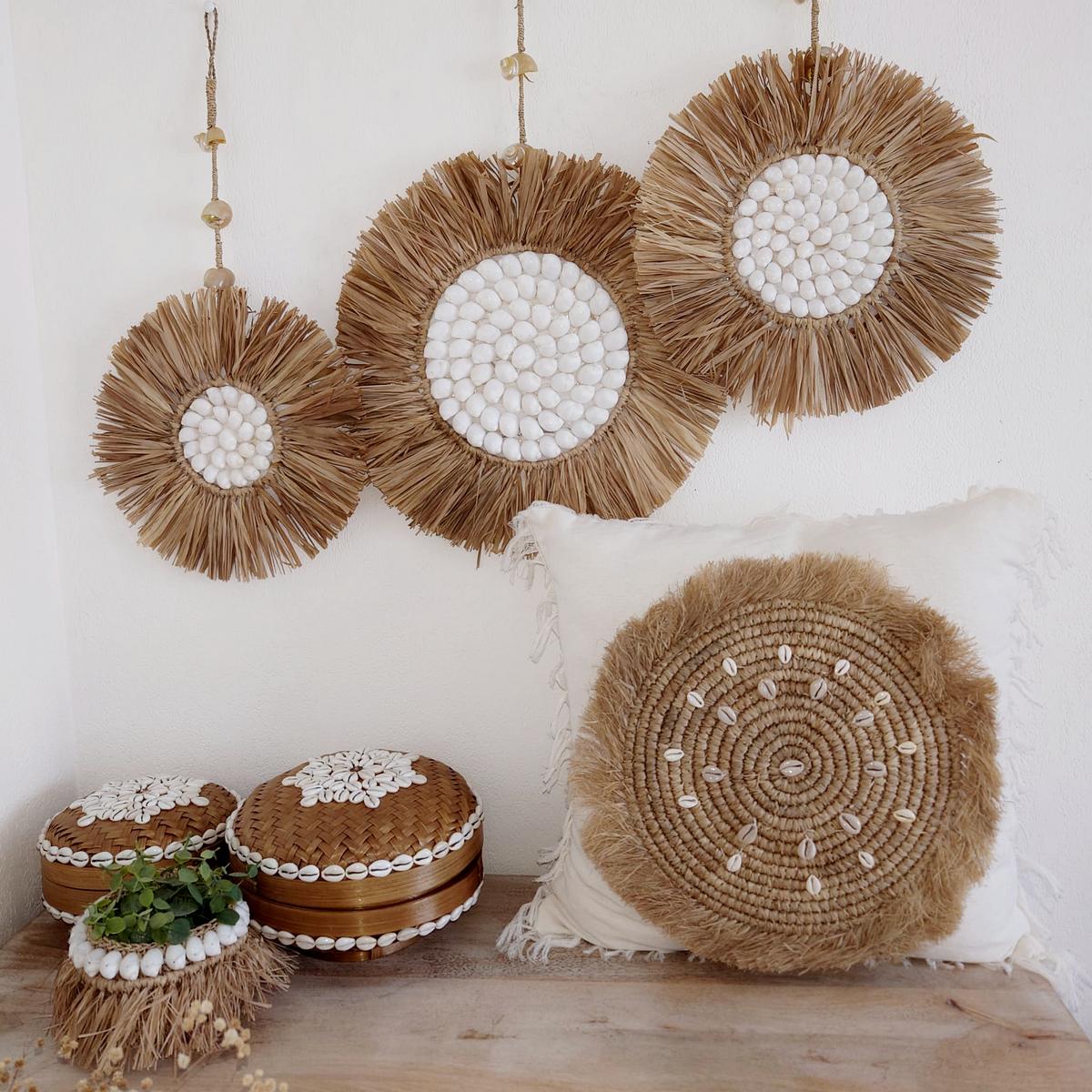 Decorazioni rotonde in rafia e conchiglie