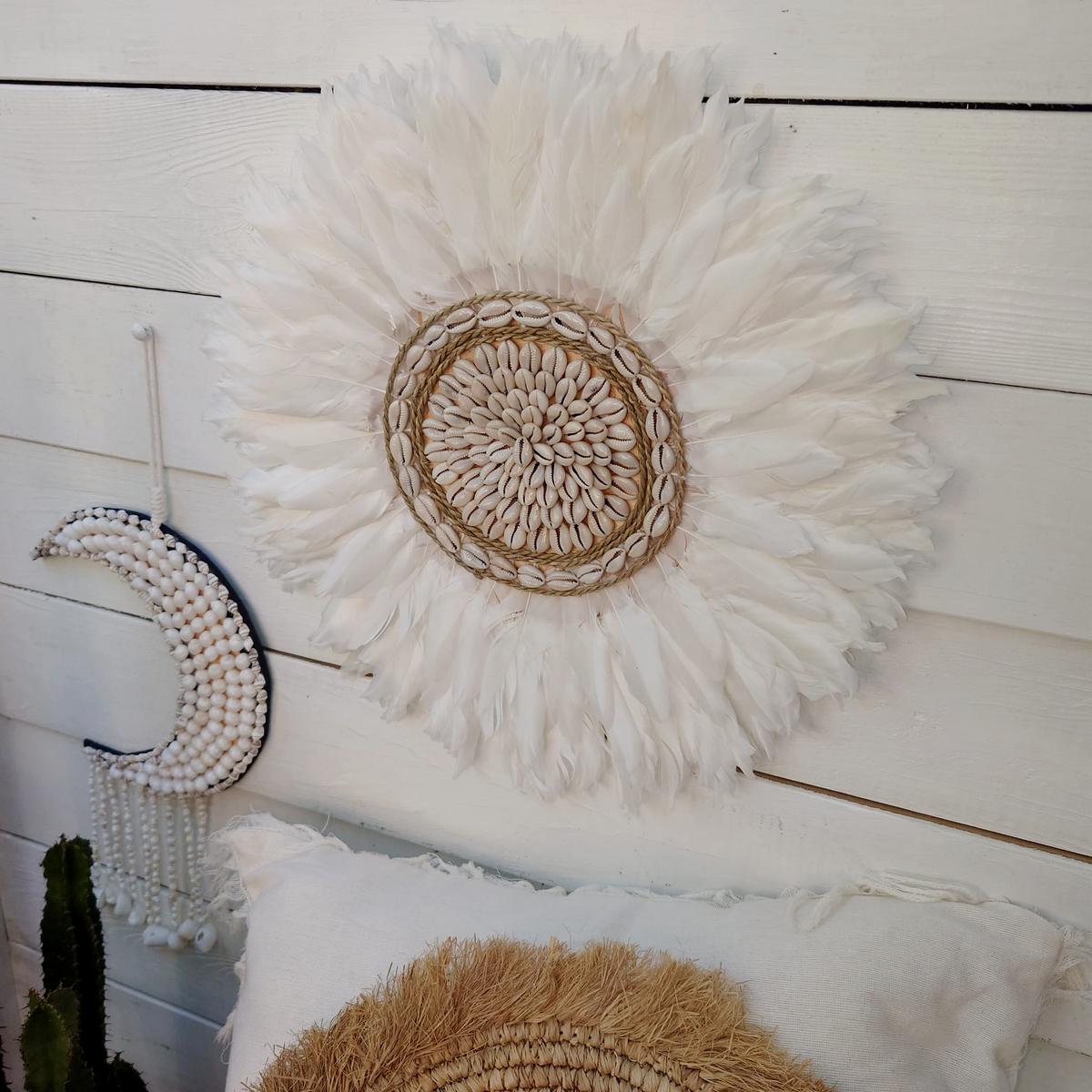 Decorazione da parete con piume bianche e conchiglie D 40cm