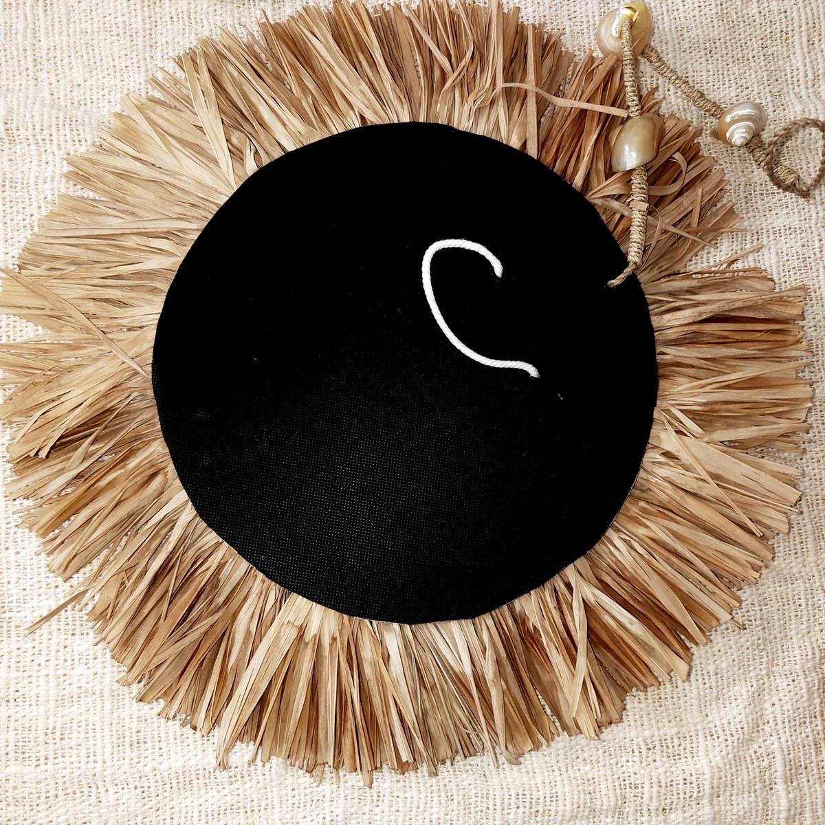 Decorazioni rotonde in rafia e conchiglie