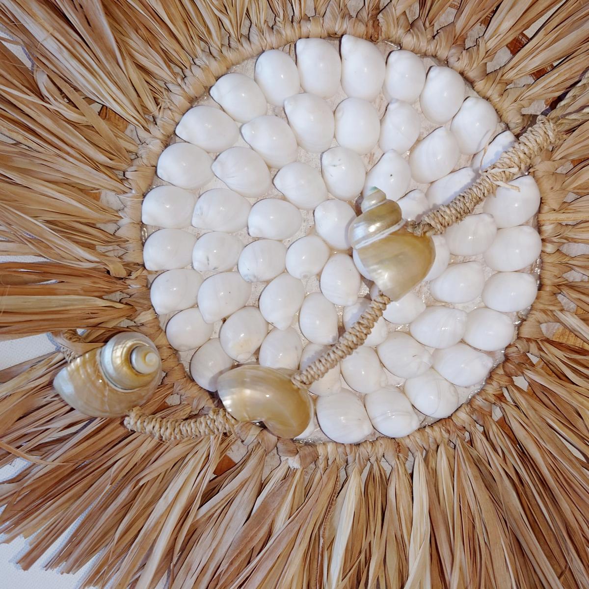 Decorazioni rotonde in rafia e conchiglie