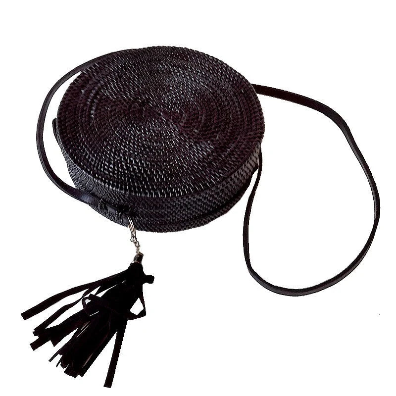 Schwarze, runde Rattantasche mit Pompom
