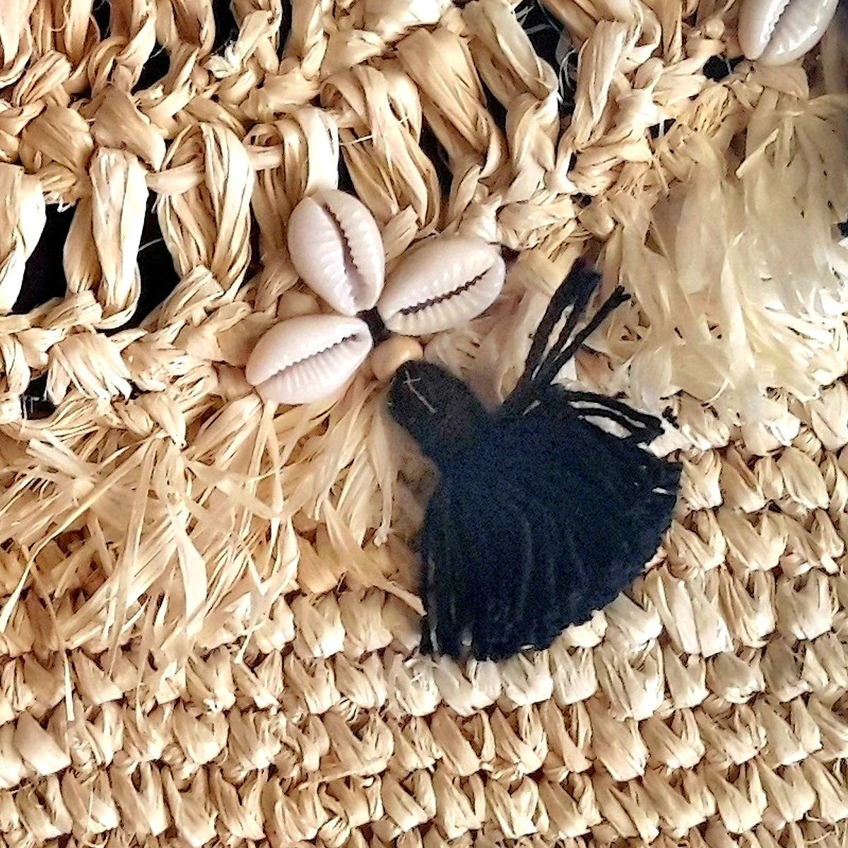 Sacchetto in rafia beige con pompon neri - Collezione Bona