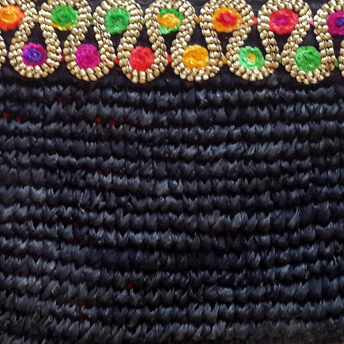 Pochette en Raphia Noir avec Galon Multicolore – Collection Bona