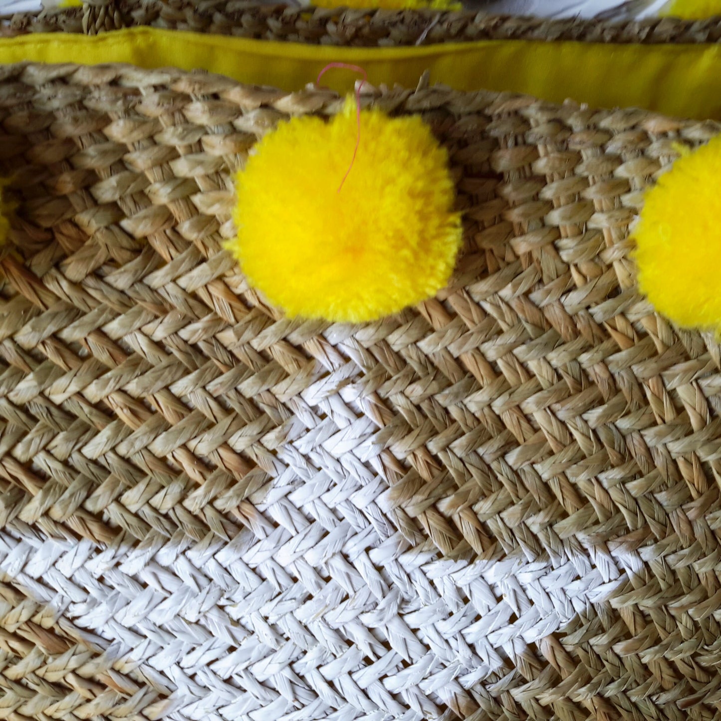 Panier de Plage à Pompons Jaunes – Collection Star