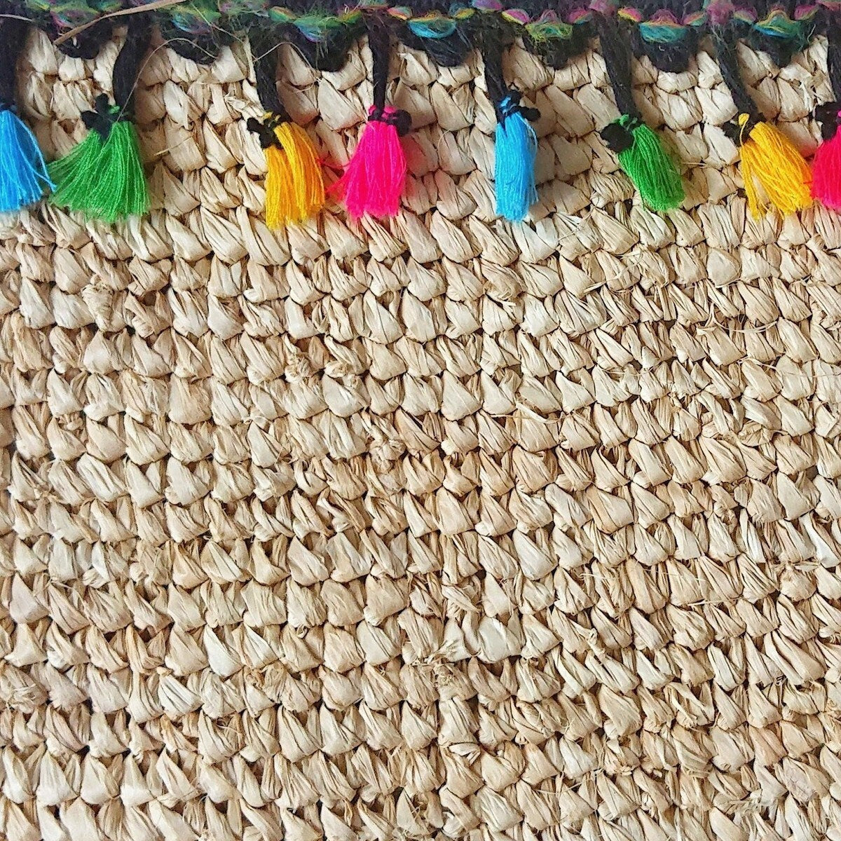 Pochette en Raphia avec Pompons Multicolores – Collection Bona