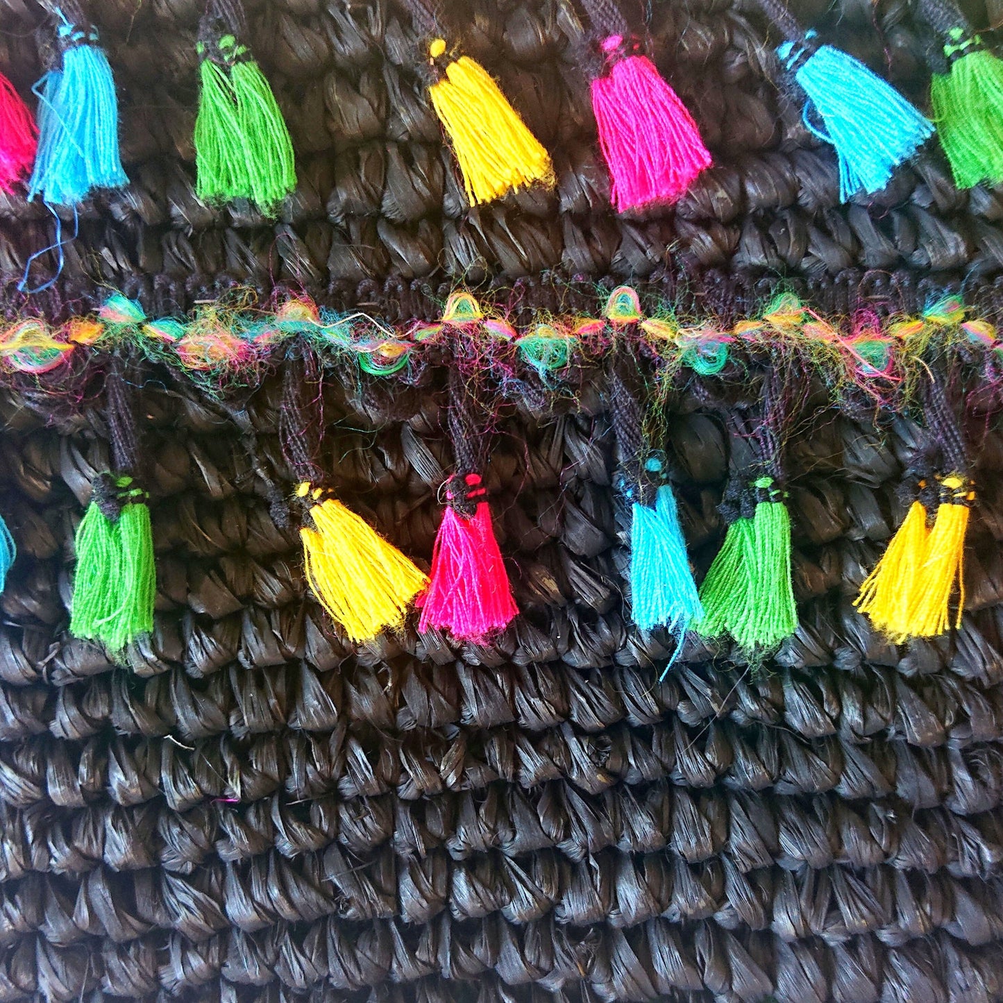 Pochette en Raphia avec Pompons Multicolores – Collection Bona