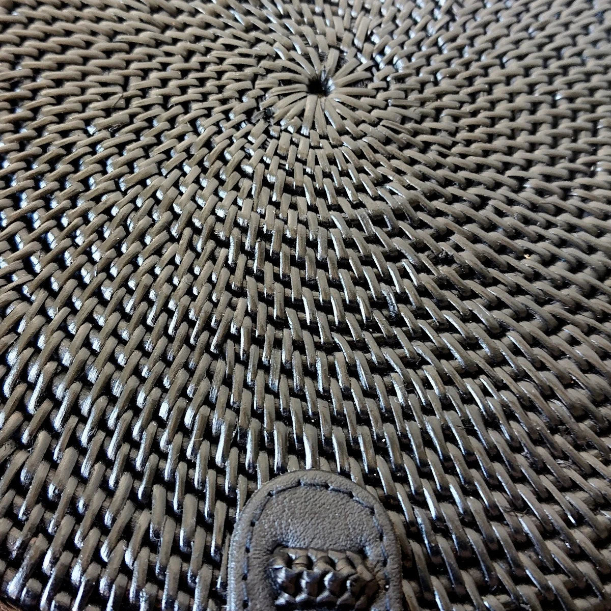 Schwarze, runde Rattantasche mit Pompom