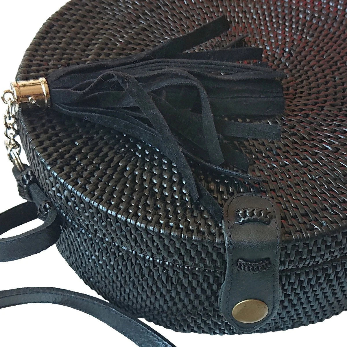 Schwarze, runde Rattantasche mit Pompom
