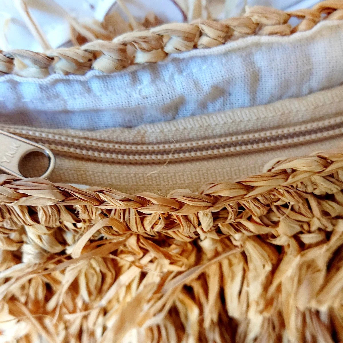 Clutch de Rafia con Flecos y Asa de Cuero - Colección Betty