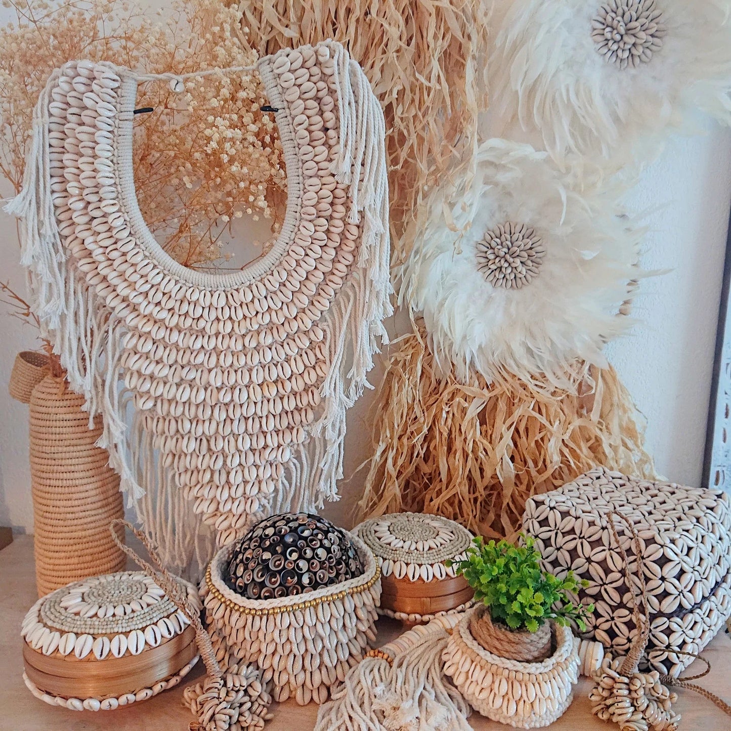 Längliche dekorative Halskette aus Makramee und Muscheln