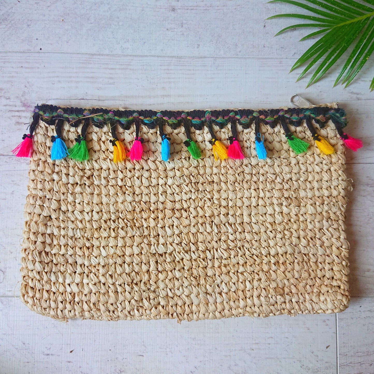 Pochette en Raphia avec Pompons Multicolores – Collection Bona