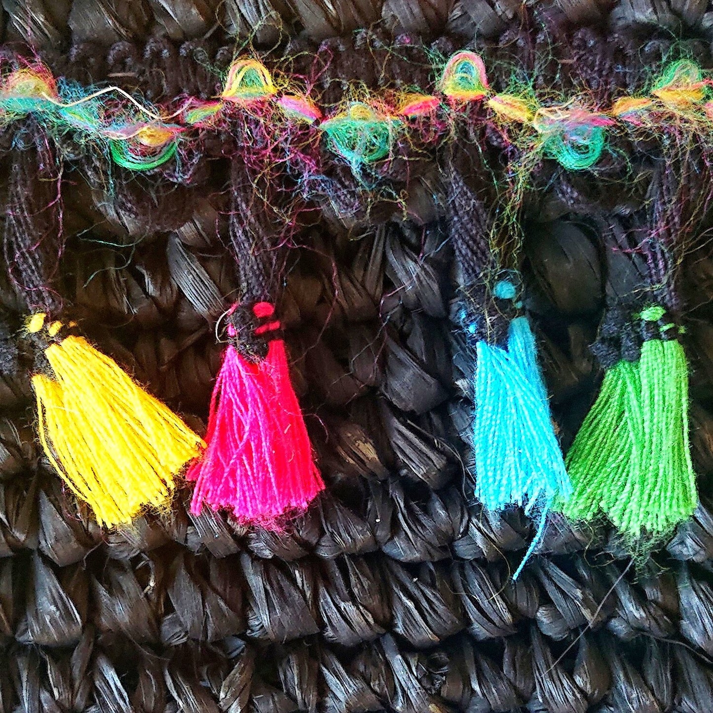 Pochette en Raphia avec Pompons Multicolores – Collection Bona