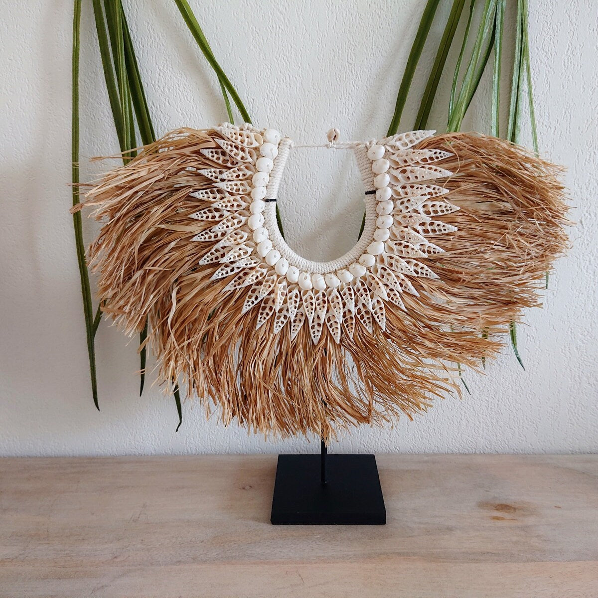 Dekorative Halskette aus Bast und Muscheln