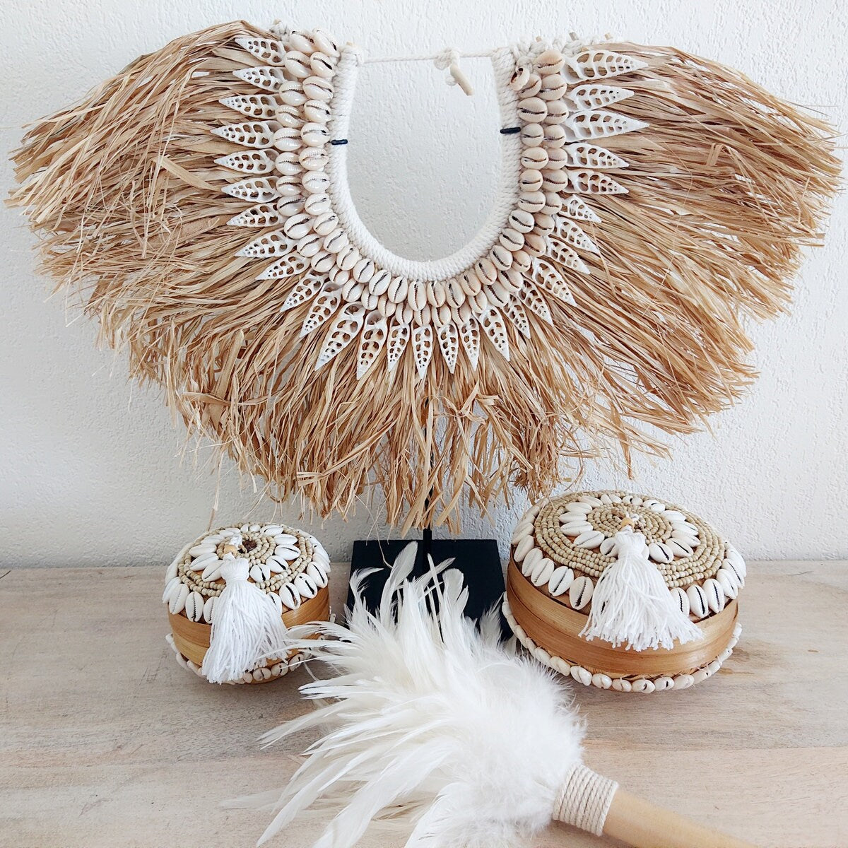 Dekorative Halskette aus Bast und Muscheln