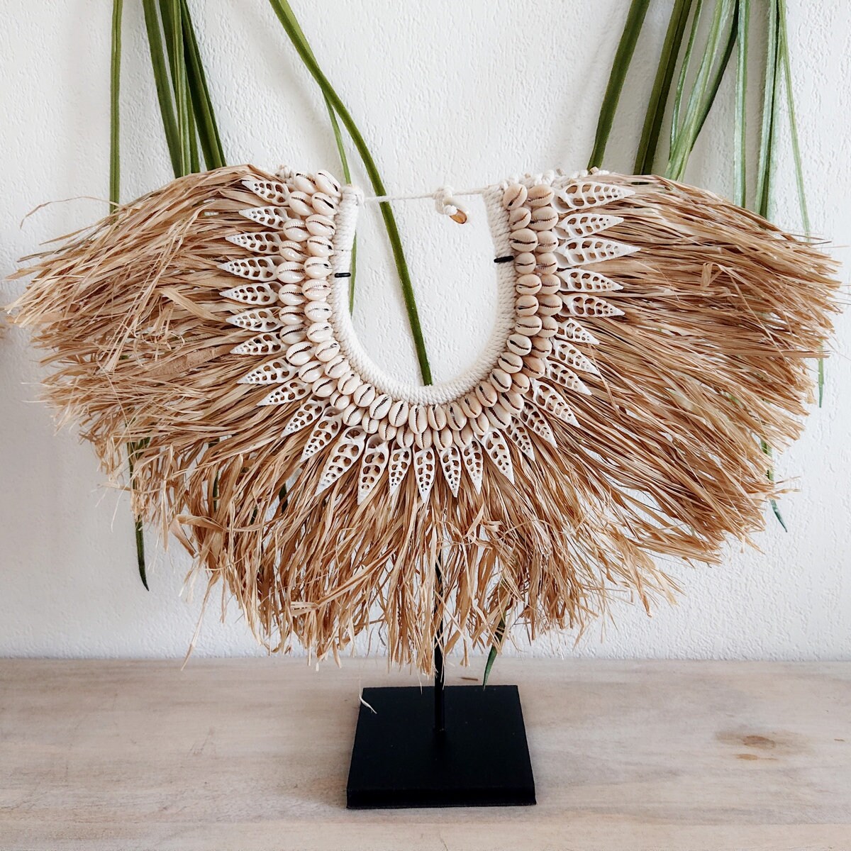 Dekorative Halskette aus Bast und Muscheln