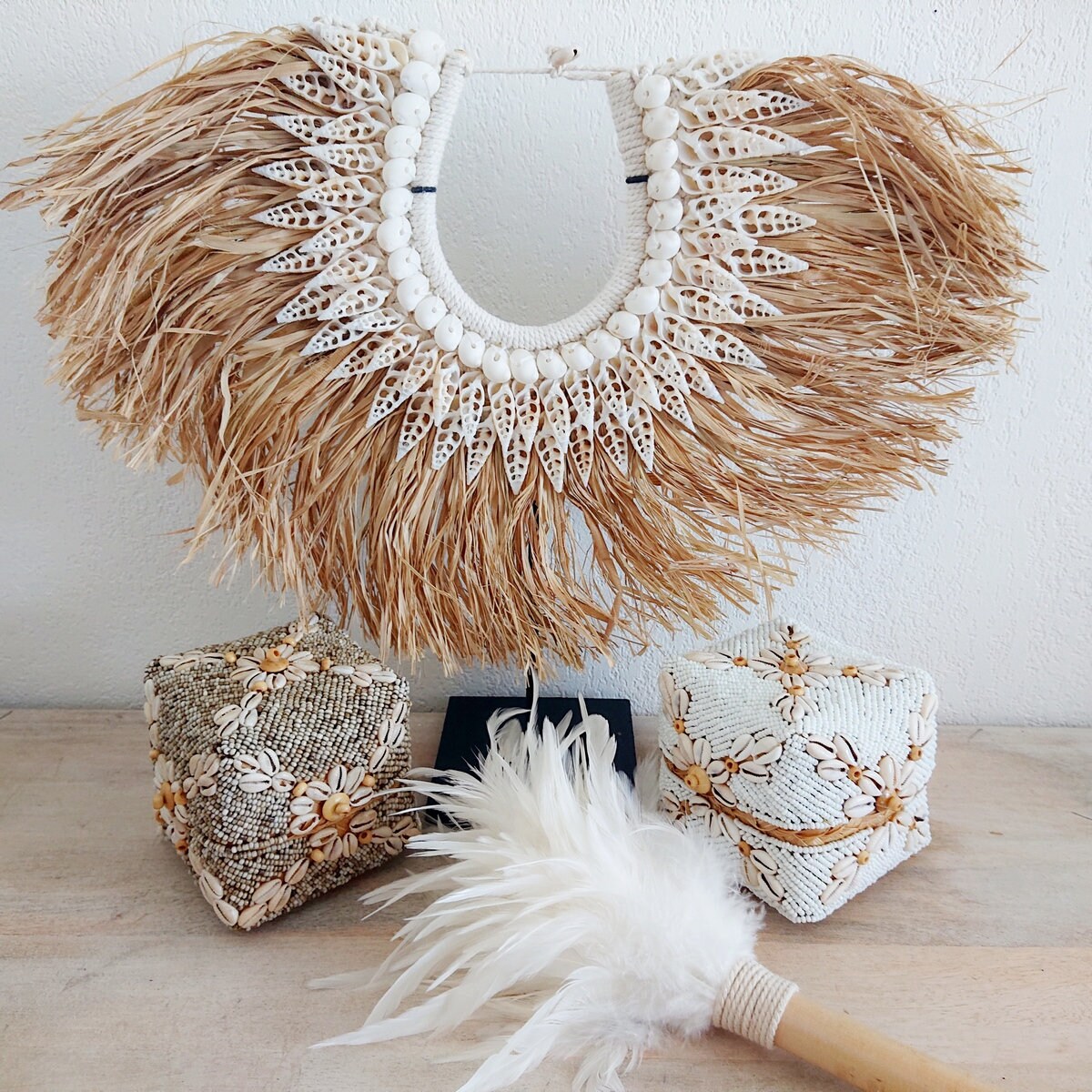 Dekorative Halskette aus Bast und Muscheln