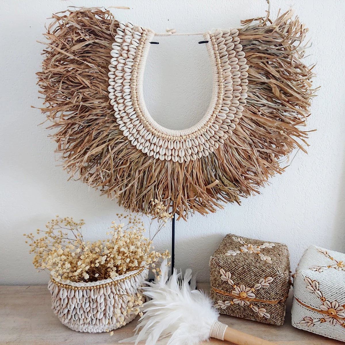 Collana decorativa in rafia e conchiglie