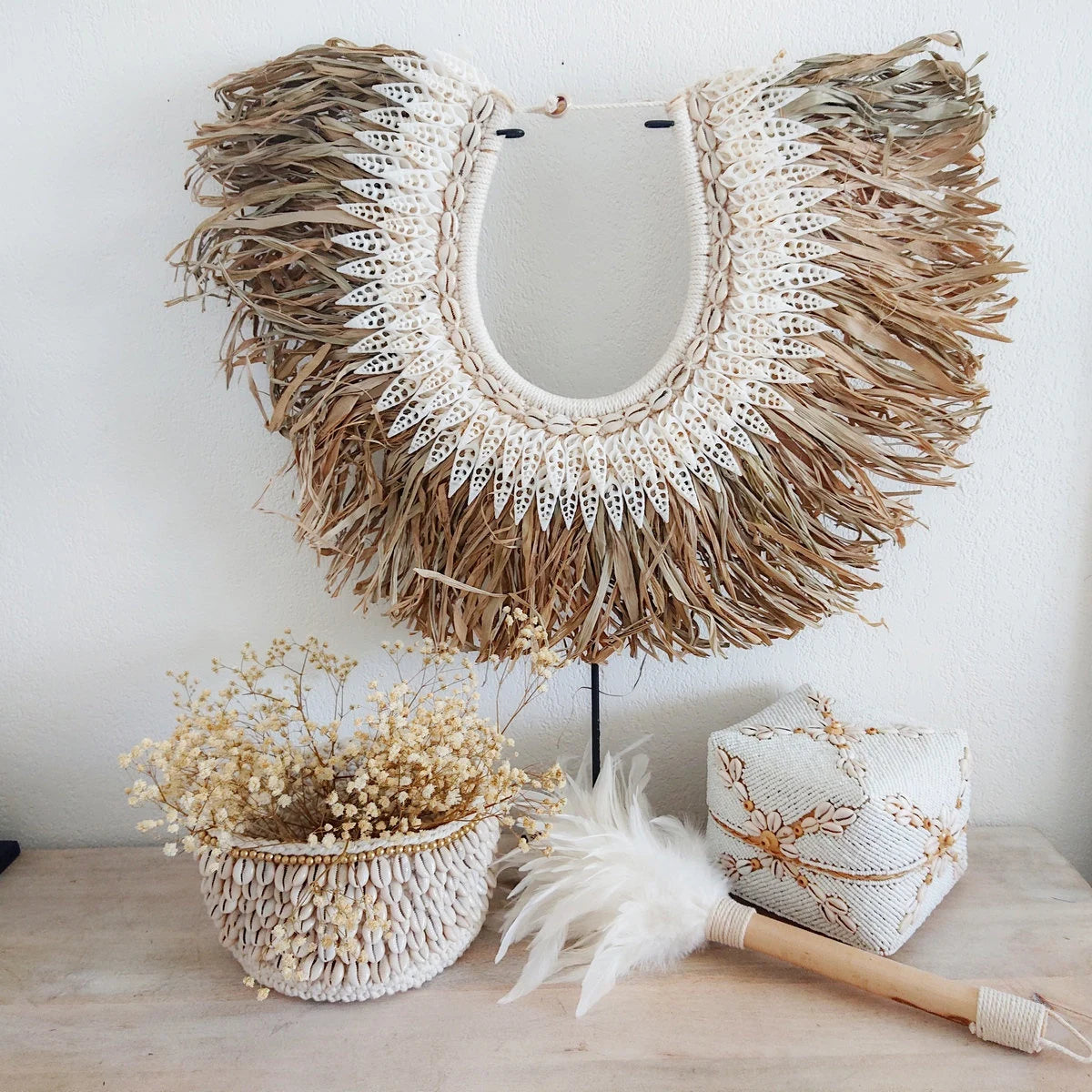 Dekorative Halskette aus Bast und Muscheln