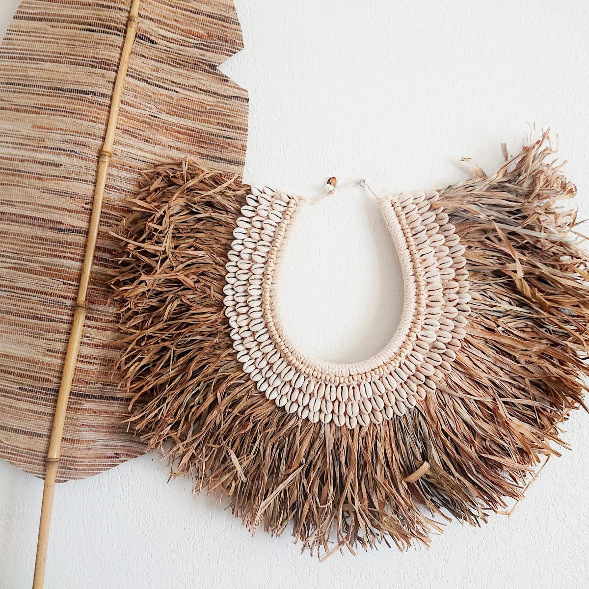 Collana decorativa in rafia e conchiglie