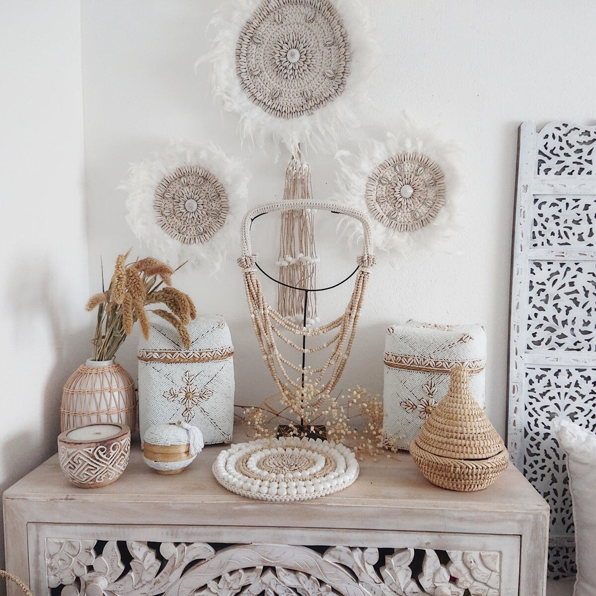 Decoración de Pared con Plumas Blancas y Caracoles Caurí