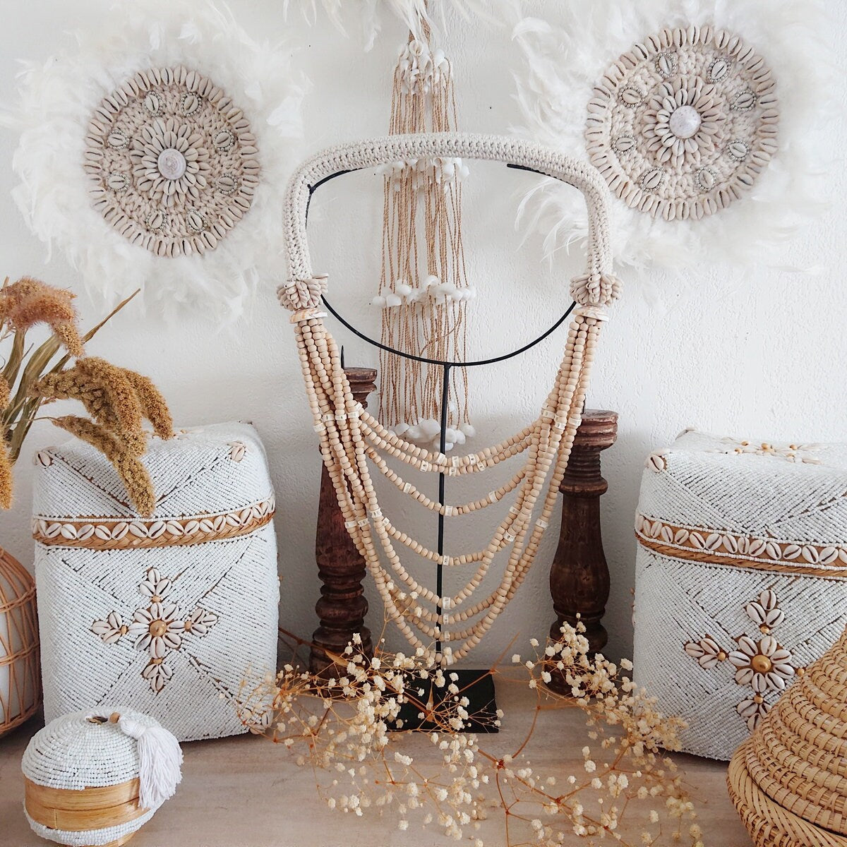 Decoración de Pared con Plumas Blancas y Caracoles Caurí