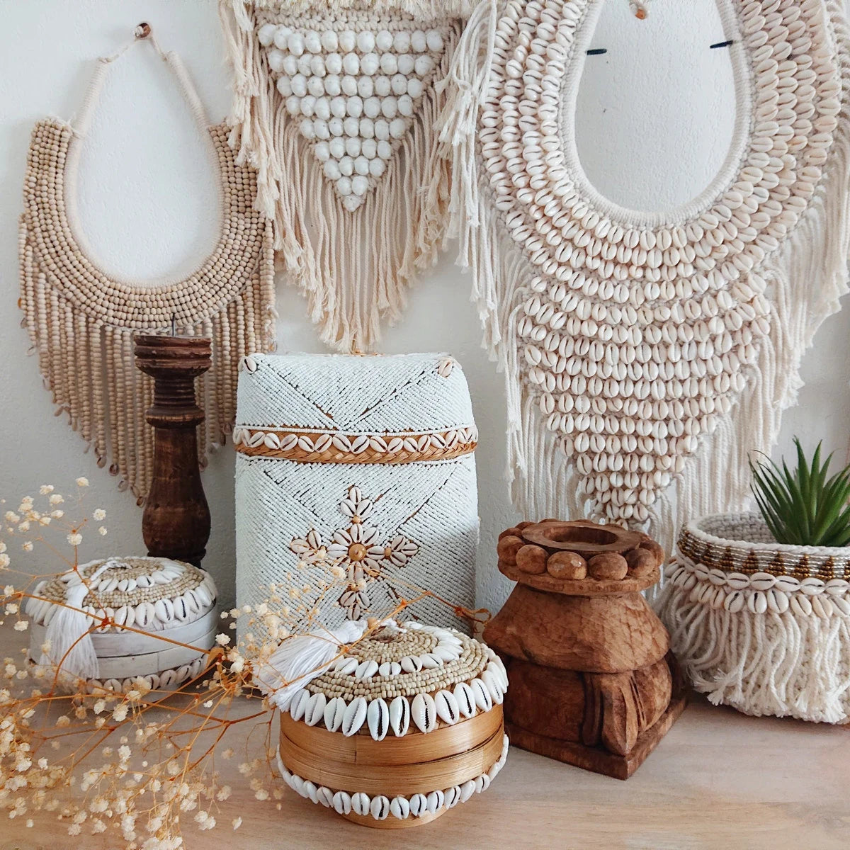 Längliche dekorative Halskette aus Makramee und Muscheln