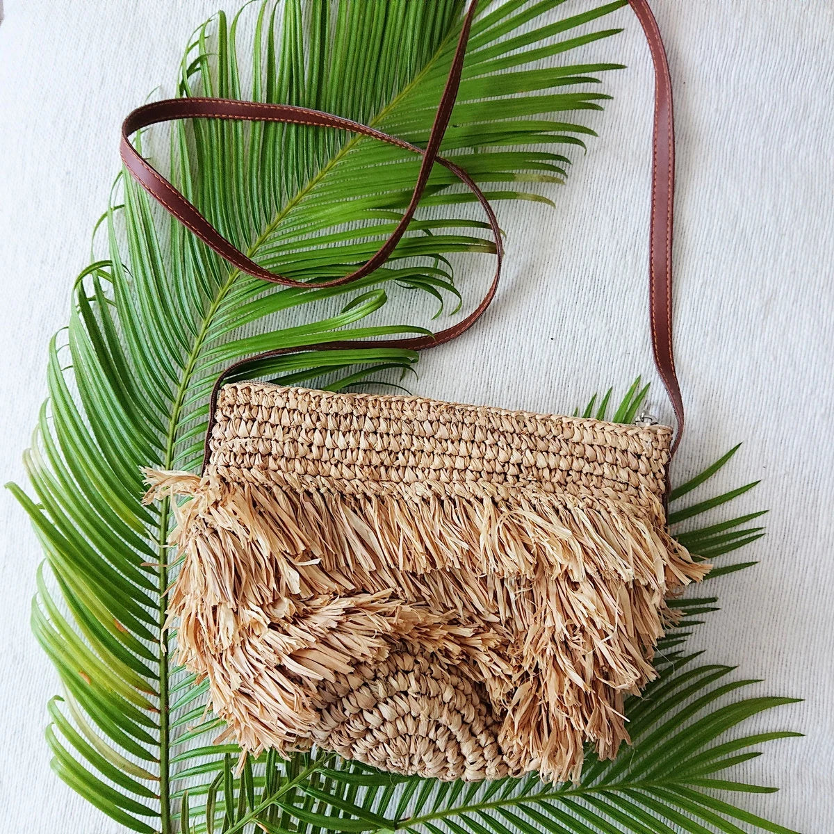 Clutch de Rafia con Flecos y Asa de Cuero - Colección Betty