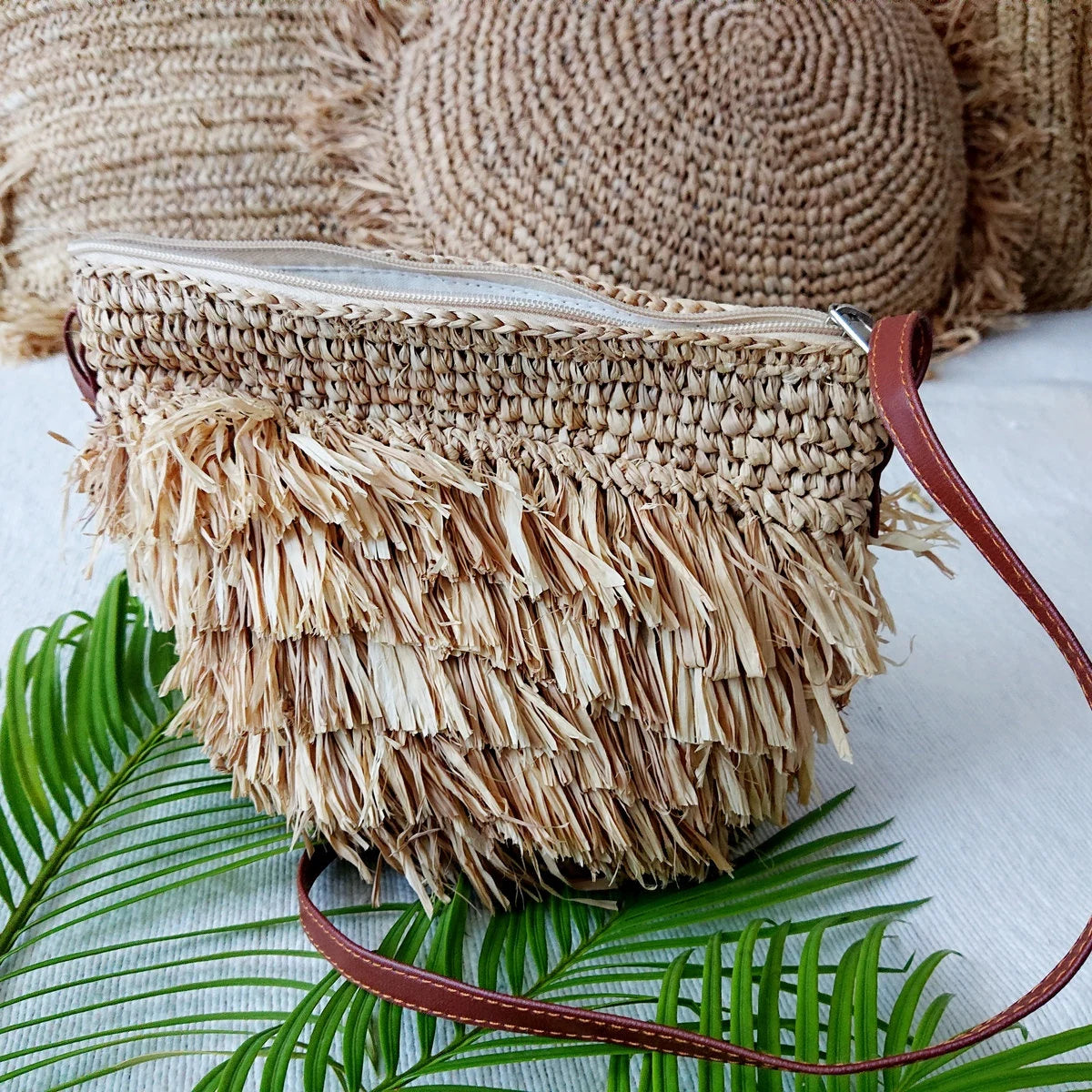 Clutch de Rafia con Flecos y Asa de Cuero - Colección Betty