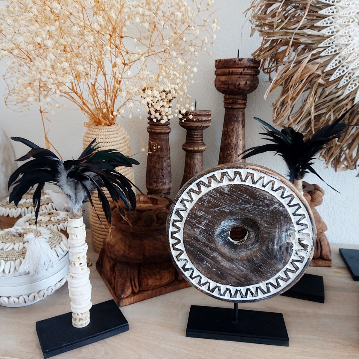 Decoración Redonda de Madera Tallada