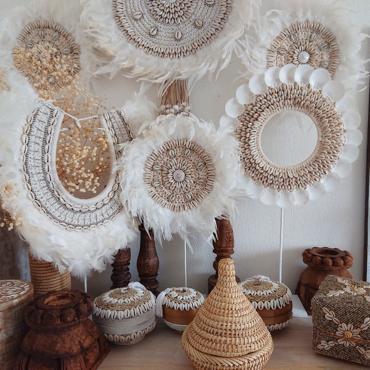 Decoración de Pared con Plumas Blancas y Caracoles Caurí