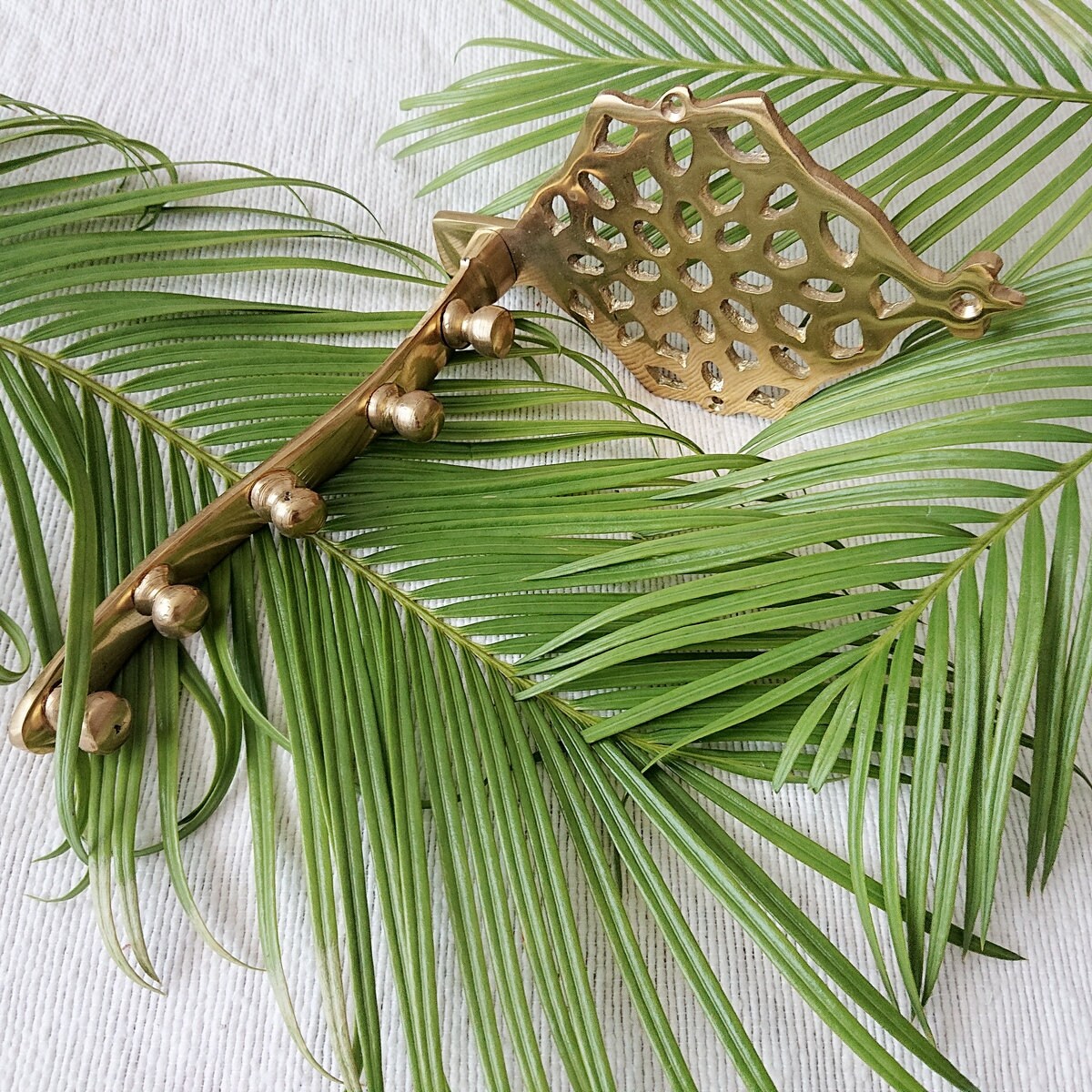 Kleiderhaken aus goldenem Messing