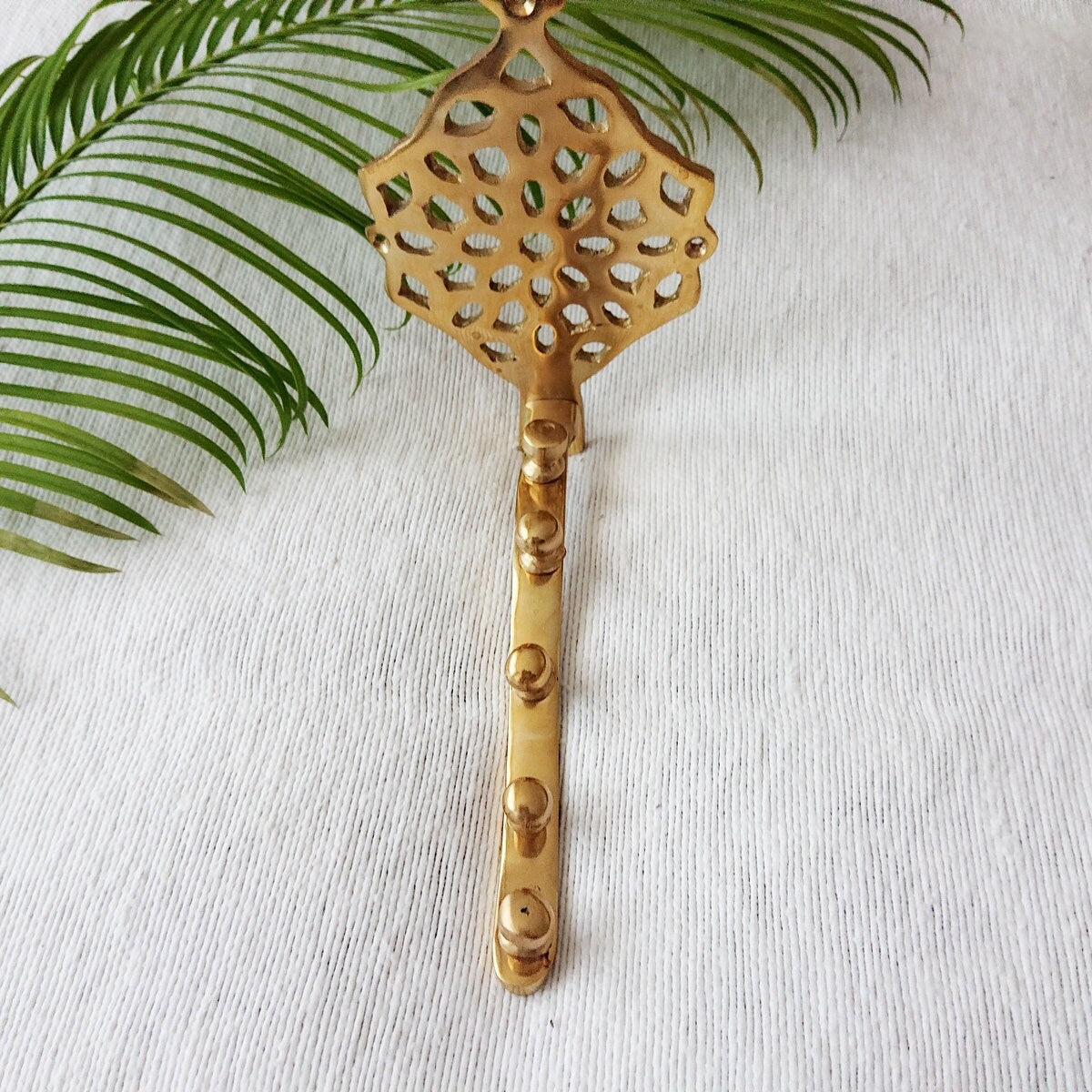 Kleiderhaken aus goldenem Messing