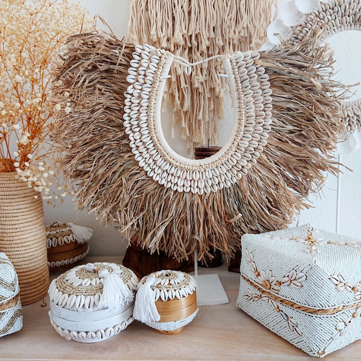 Collana decorativa in rafia e conchiglie