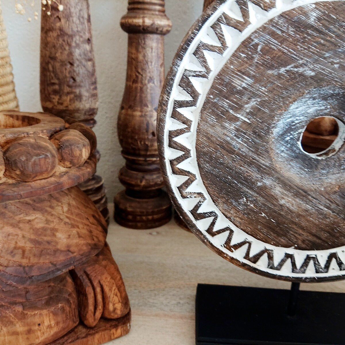 Decoración Redonda de Madera Tallada