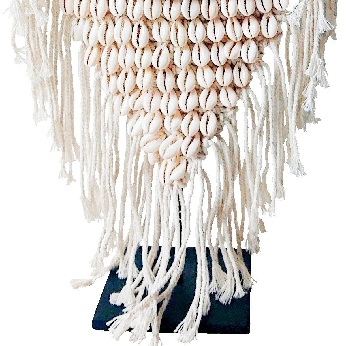 Längliche dekorative Halskette aus Makramee und Muscheln