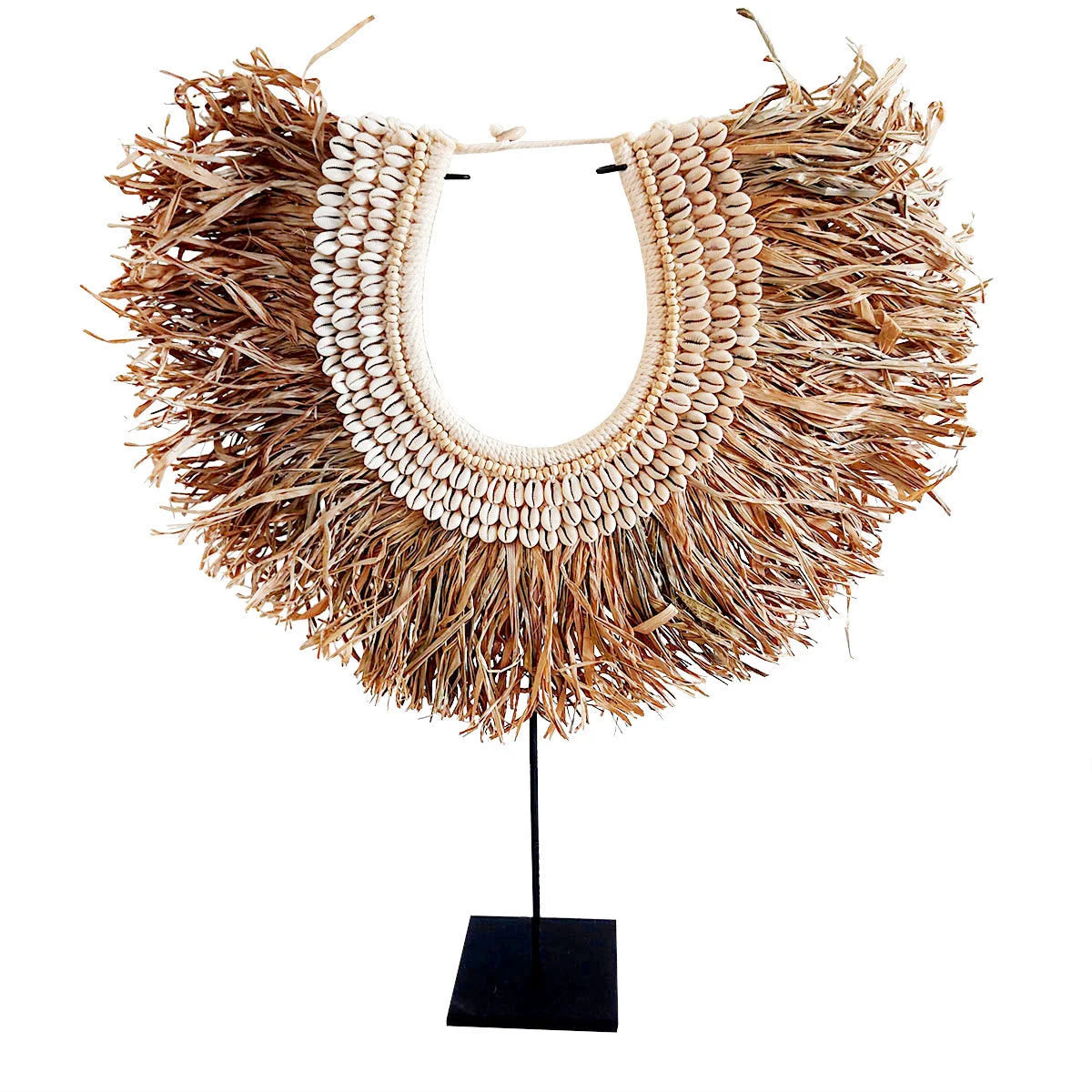 Collana decorativa in rafia e conchiglie