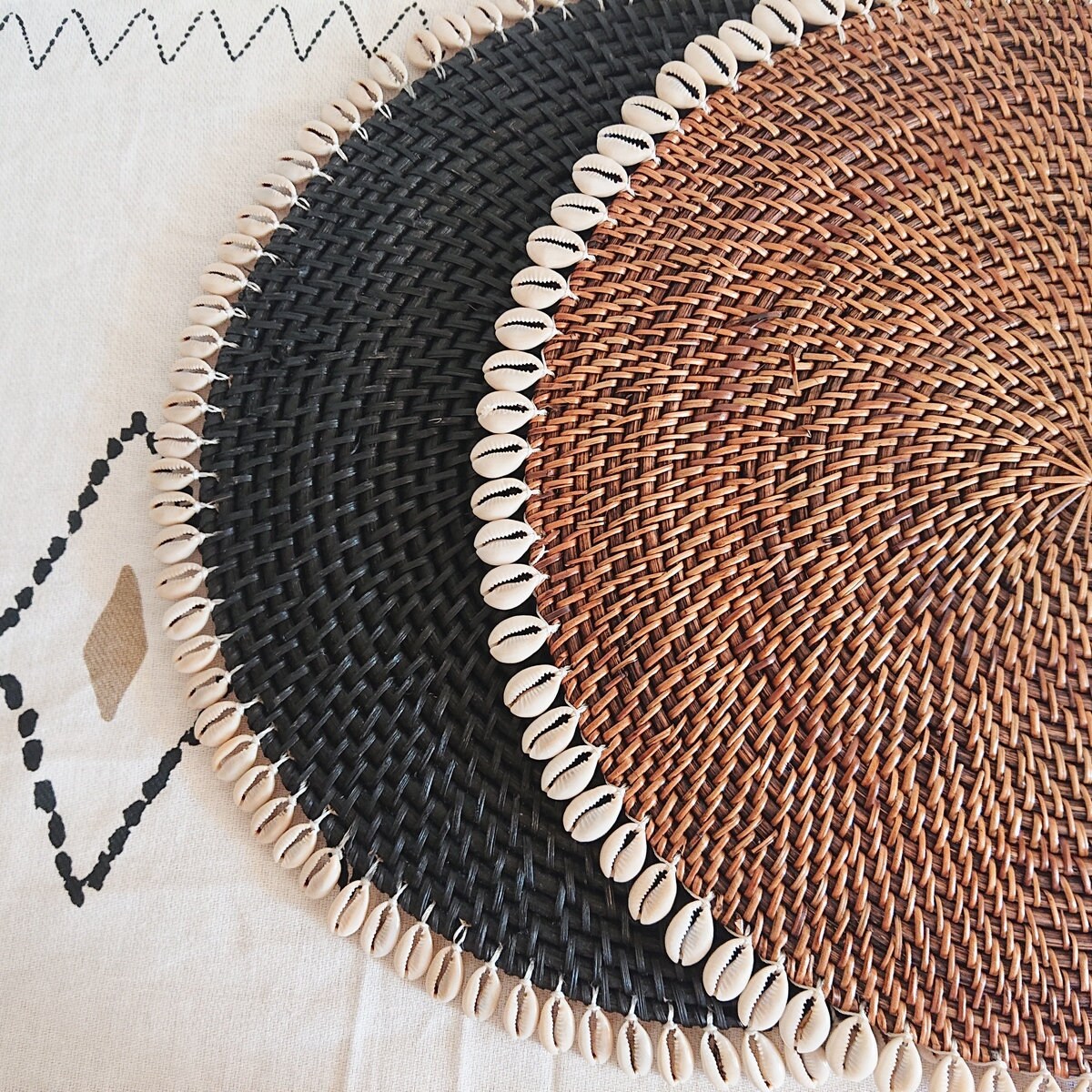Mantel Individual "Cara" Negro Envejecido con Conchas