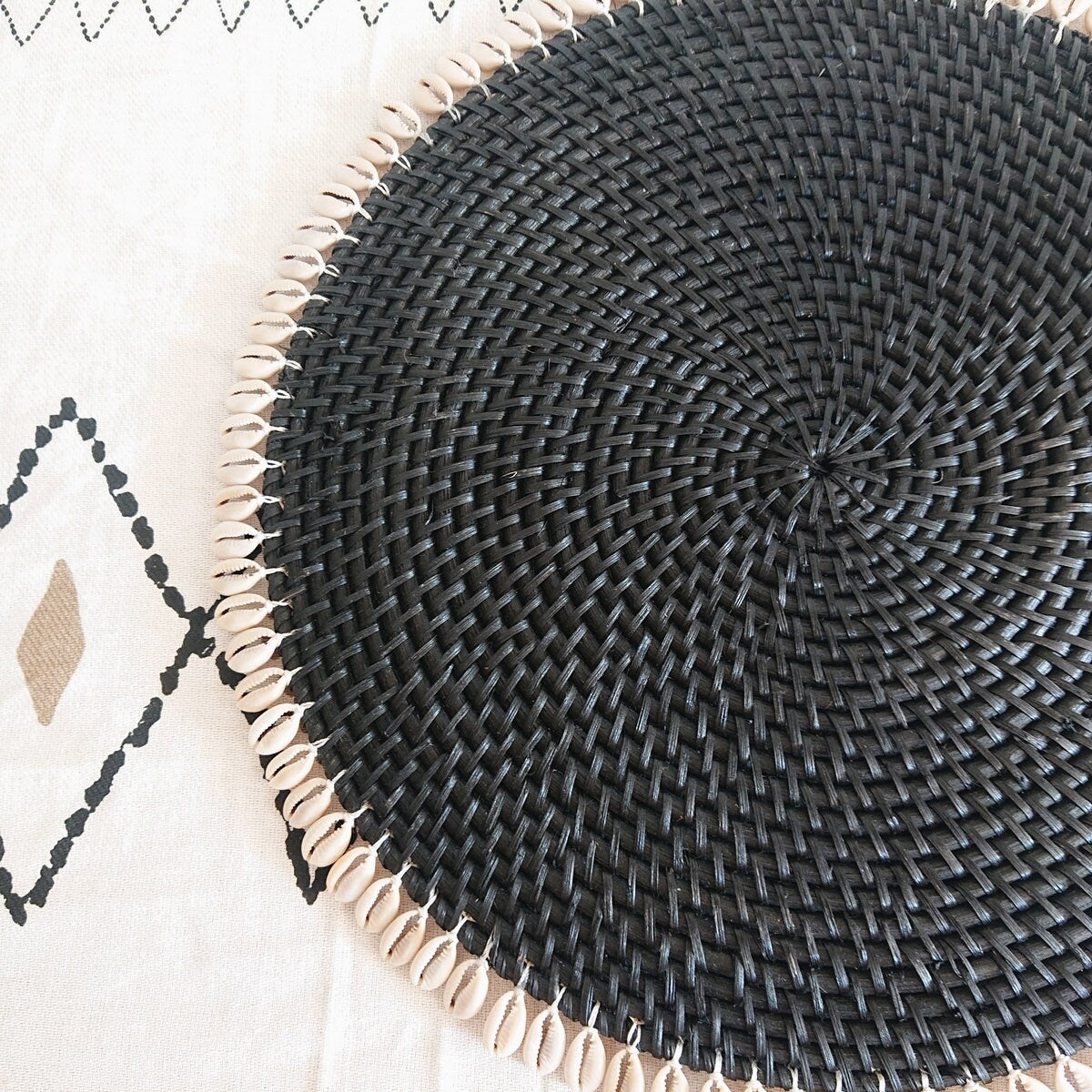 Mantel Individual "Cara" Negro Envejecido con Conchas