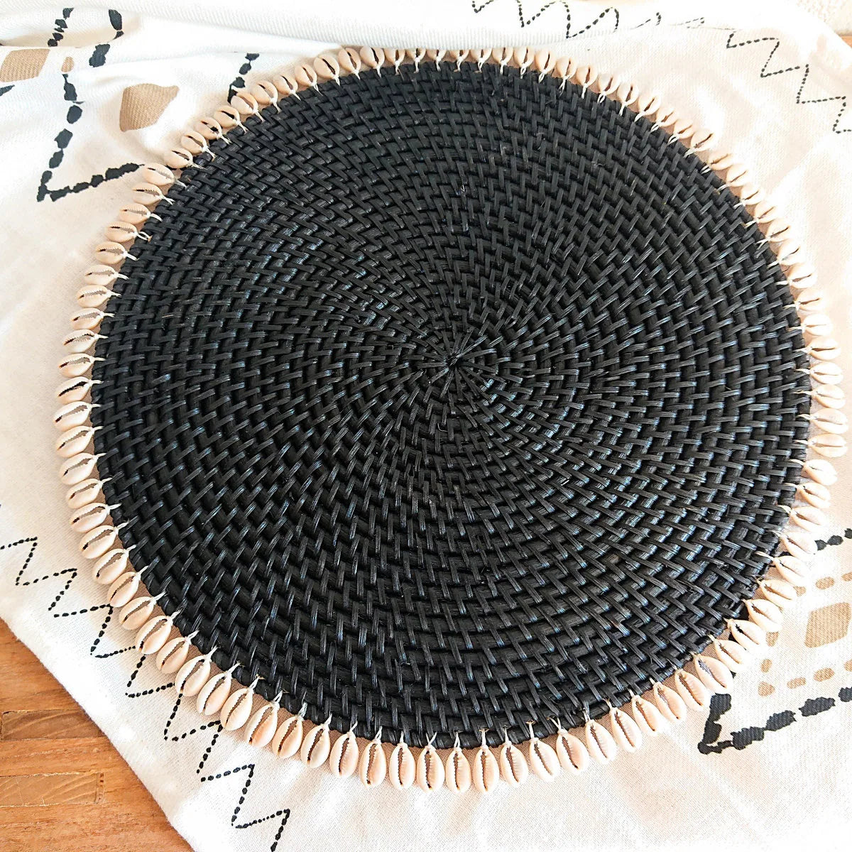 Mantel Individual "Cara" Negro Envejecido con Conchas